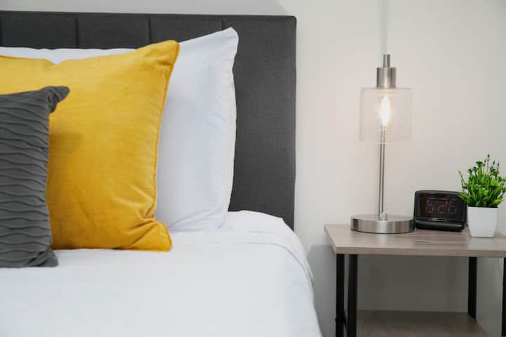 อพาร์ทเมนท์น่าอยู่ในเมดิสันใกล้ฮันต์สวิลล์ร็อคเก็ตซิตี้ ทีวี HD สมาร์ททีวีลานระเบียง แปลนห้องแบบเปิดโล่งพร้อมห้องครัวที่มีอุปกรณ์ครบครันเกาะบาร์เครื่องชงกาแฟ Keurig เครื่องซักผ้าและเครื่องอบผ้าสำหรับการเข้าพักระยะยาวหรือระยะยาว สิ่งอำนวยความสะดวกที่สวยงามเช่นสระว่ายน้ำและฟิตเนส