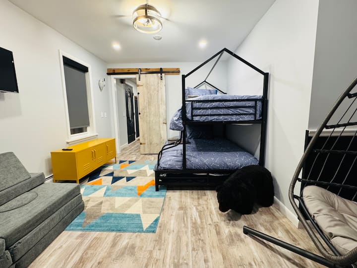 سيحب الأطفال (والأطفال في القلب) غرفة السرير ذات الطابقين الممتعة هذه، مع كرسي أرجوحة مريح وتلفزيون وأريكة لعب للأطفال معيارية - مثالية لبناء الحصون أو الاسترخاء أو اللعب الخيالي. مساحة مرحة مصممة لتوفير الراحة والإبداع!