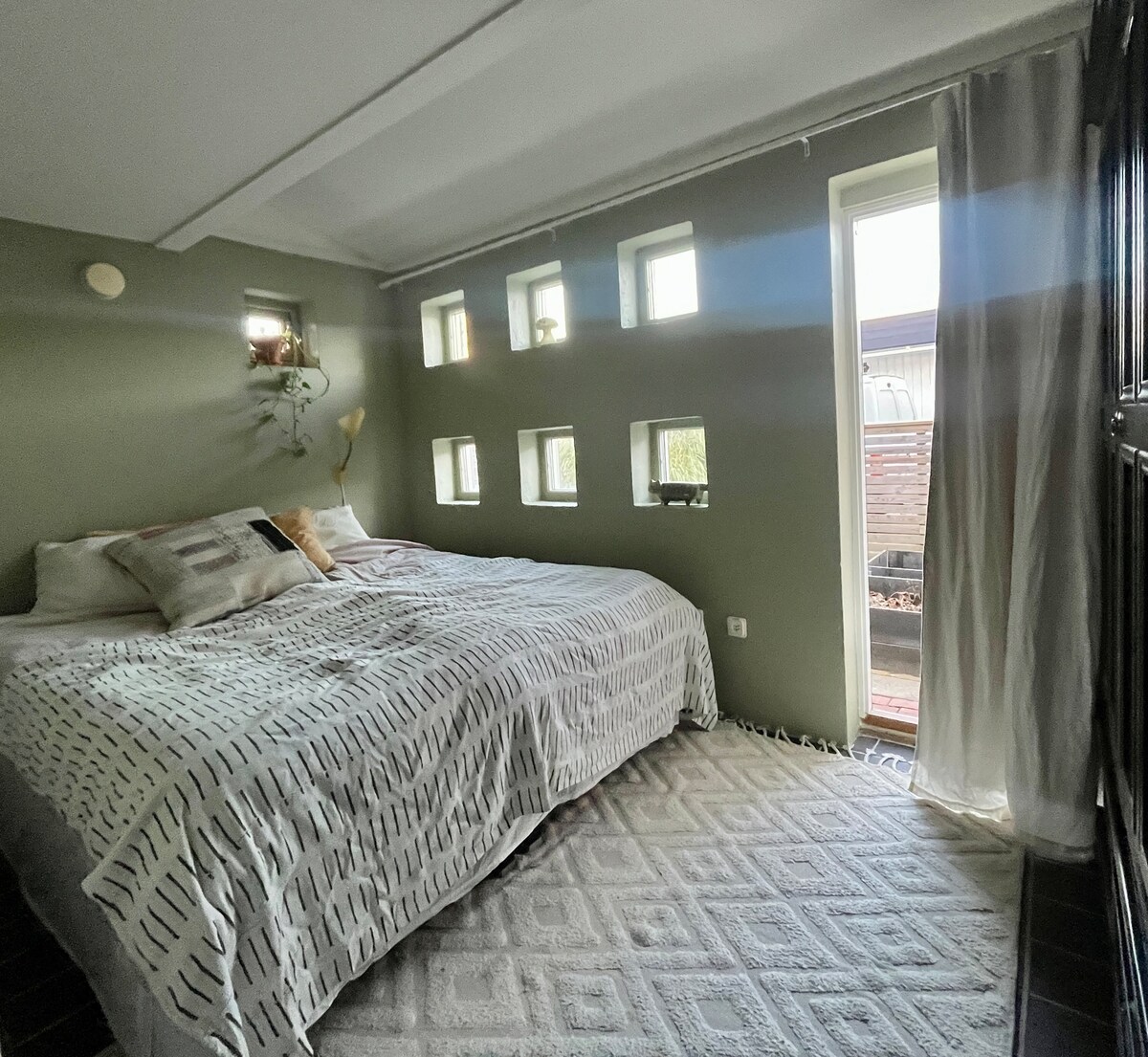 Spavaća soba u prizemlju s bračnim krevetom (190 cm) i ormarom