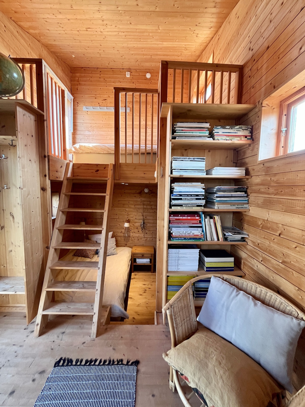 Attefallhus u sklopu objekta s 2 bračna kreveta (140 cm). Ima dovoljno mjesta za torbe i odjeću. 