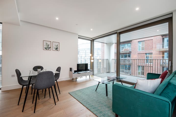 Lux and Large 2 bed Battersea Power station gallery image 2