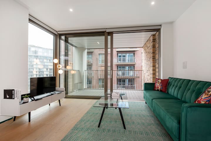 Lux and Large 2 bed Battersea Power station