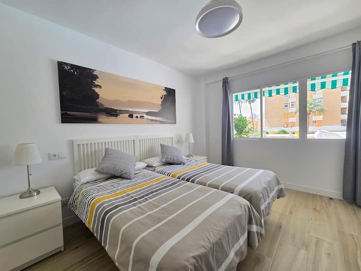 Dormitorio con Dos Camas de 90 cm y Smart TV 40". 
Con Aire acondicionado y Ventilador de Techo