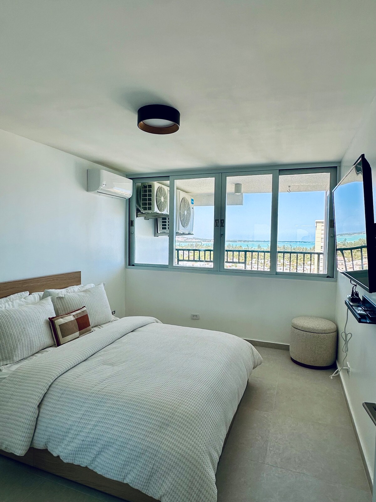 เตียงควีนไซส์และทีวีขนาด 55 นิ้วสำหรับค่ำคืนที่ผ่อนคลายหลังจากการผจญภัยมาทั้งวัน 