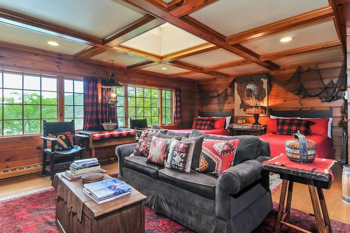 Upper House Upper Level Sleeping Room(no Door) with full bathroom, wet bar and Fantastic Lake View.