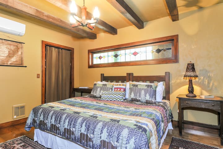 Spálňa s vlastnou kúpeľňou s manželskou posteľou King v hornom dome na hlavnom poschodí mimo kuchyne