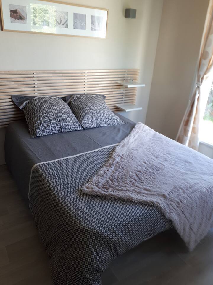 spavaća soba u prizemlju s krevetom 140/190, tušem i privatnim umivaonikom