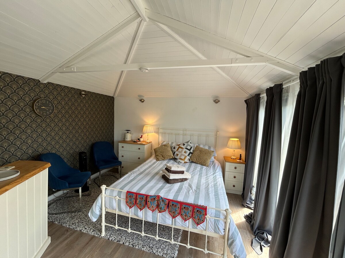 Popular Airbnb listing: Stylish Cabin in East Sussex near Newhaven ferry in Lewes