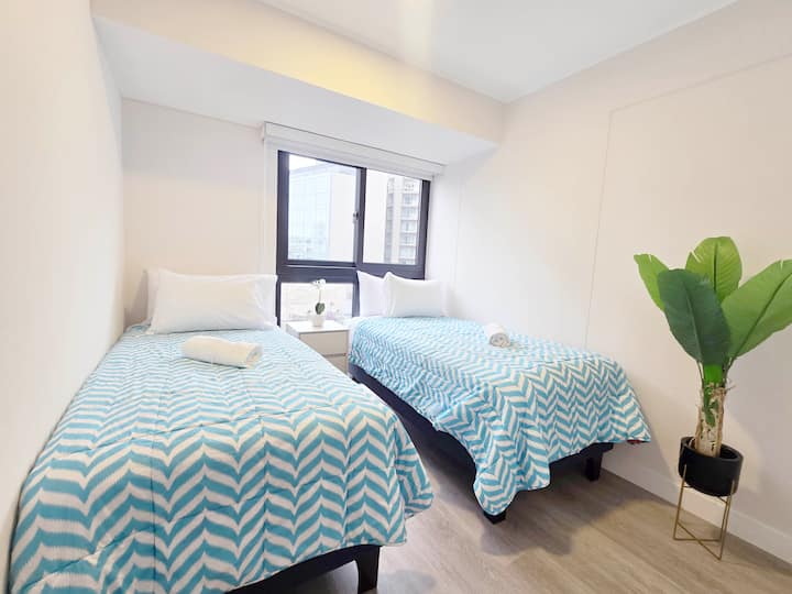 Gezellige slaapkamer met twee eenpersoonsbedden, perfect voor vrienden of familie. Geniet van een lichte en moderne sfeer, met fris beddengoed en een prachtig uitzicht.
