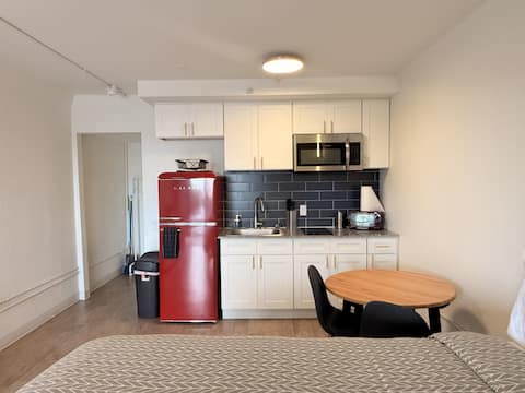 Popular Airbnb listing: [44] ATX Studio: 1 Queen, Access to Gym & Laundry in St. Johns