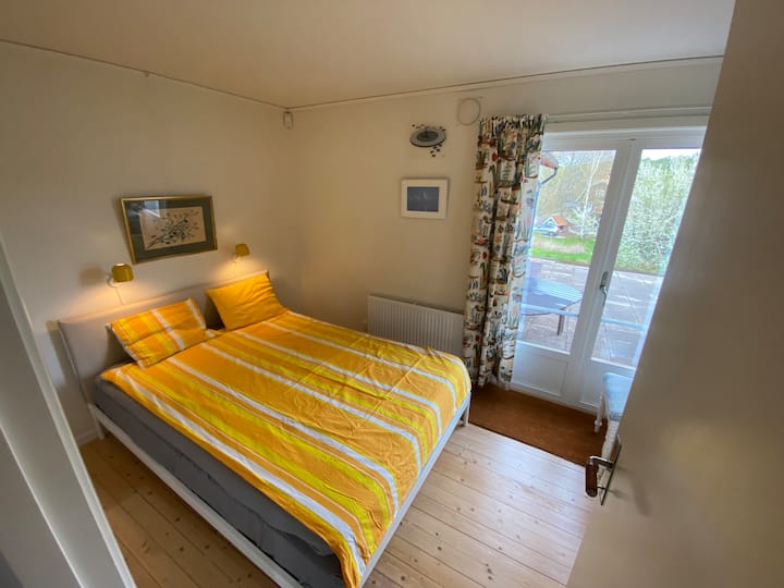 La habitación amarilla tiene armarios grandes y puertas directamente a la terraza.