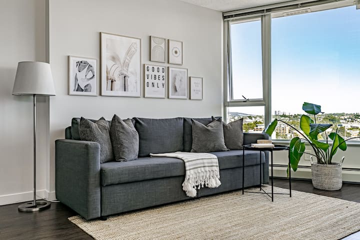 Bright Downtown 1-bd W/ Pool, Parking + Views - Vancouver