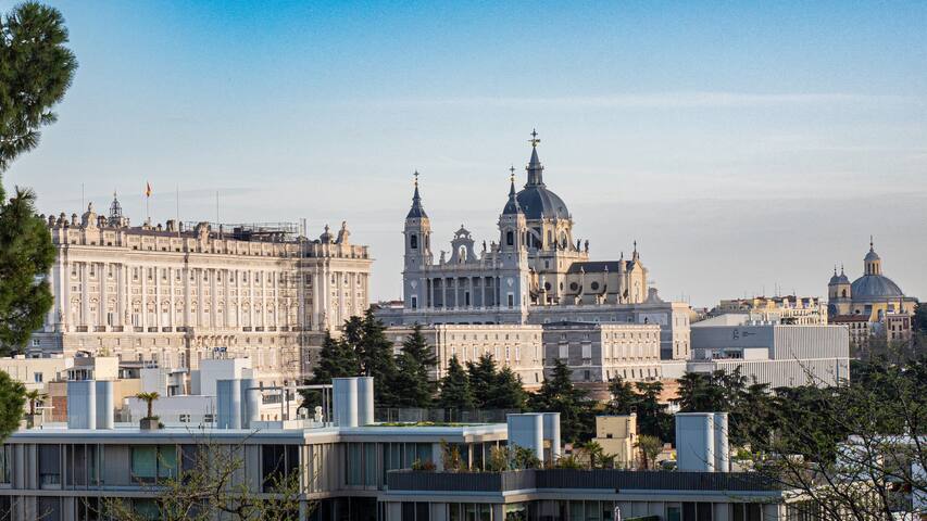 The 4 Lofts Gran Via suites-Groups-Parking infront gallery image 2