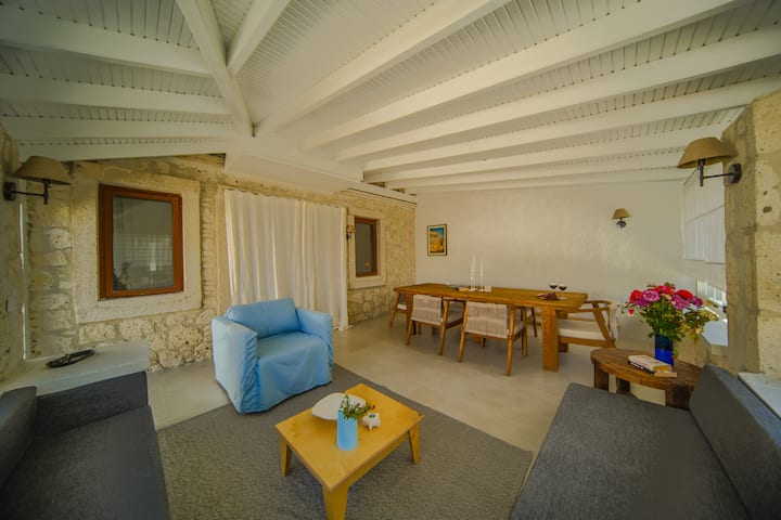 Alaçatı'da Saunalı Jakuzili Villa - Чешме