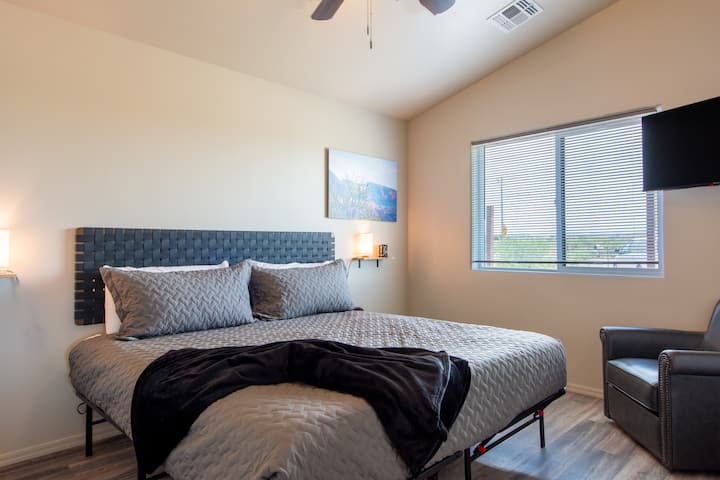 King size bed, cotton linens, Tuft & Needle mattress and pillows