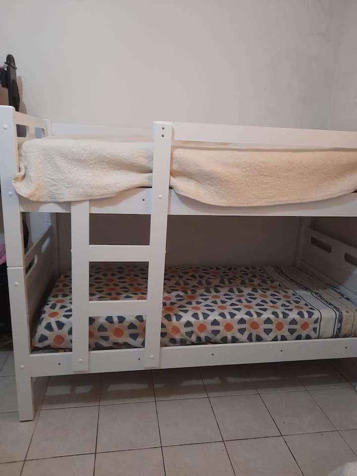 Nuestro espacio es una escapada segura y acogedora, dedicada exclusivamente a las huéspedes. Sábana de 400 hilos.
Tenemos cocina equipada, secador de pelo, baño privado, lavadora, plancha, TV con Netflix y Amazon Prime.