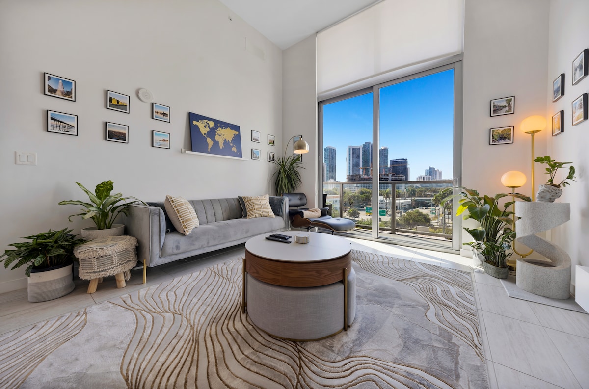 Popular Airbnb listing: Contemporary Comfort + Pool, Gym & Parking in Magnolia Park