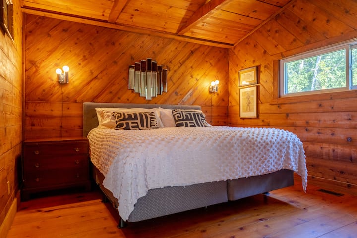 Immergiti nel letto king size e apri la finestra per ascoltare la natura mentre ti riposi.