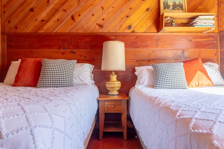 La camera da letto secondaria dispone di due letti matrimoniali.