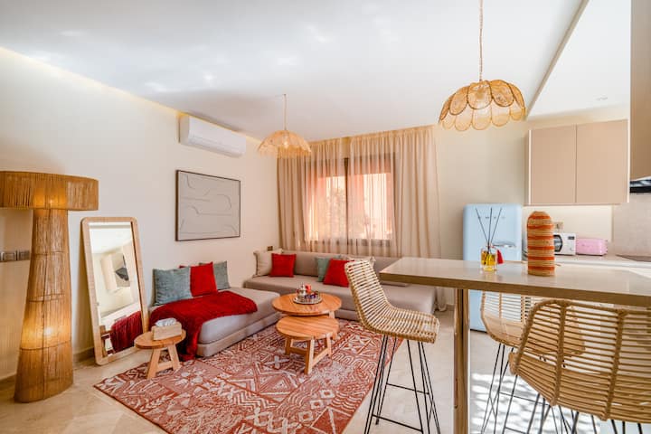 простран, удобен простор каде што можете да разговарате, да јадете и да се забавувате со партнерот додека гледате телевизија. 