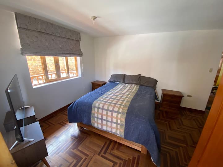 מיטת קווין סייז נוחה, טלוויזיה עם אינטרנט, Wi-Fi, חדר רחצה עם מים תרמיים טבעיים, סבון, מגבות; מרפסת גדולה לכיוון הגן. היא נמצאת בקומה שנייה. כדי לקבל מים תרמיים, משאבת המים מופעלת למשך כ-6 דקות לפני השימוש.