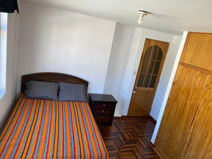 חדר מרווח, מיטה זוגית, Wi-Fi, חלונות הפונים לרחוב, אזור שקט, תאורה טובה, וילונות עבים, ארון מרווח. חדר רחצה משותף; מגבות, סבון, בקומה השנייה.