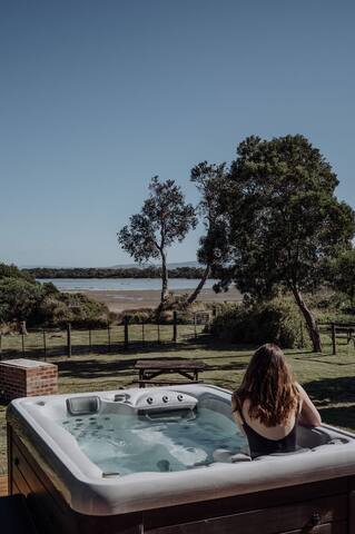 Sea Breeze Freycinet – Hot Tub gallery image 3