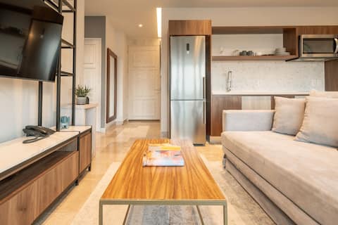 Top performing Airbnb: 1BR Prime Location, Ocean Views & Fast Internet in Solidaridad