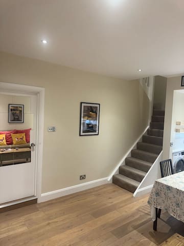 Central London Cottage House for 8 gallery image 4