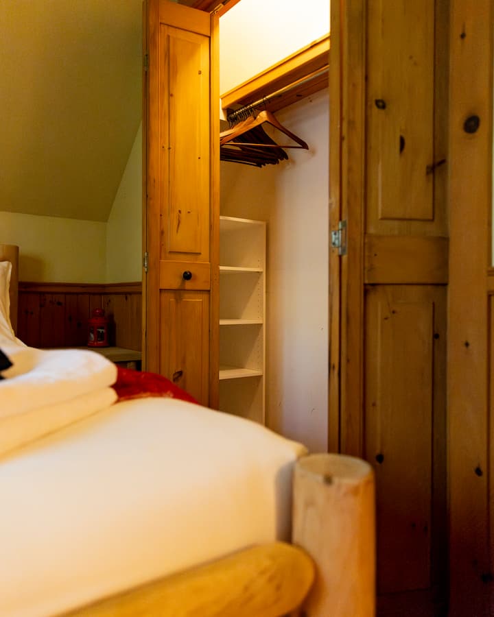 2 opbergruimtes in de kledingkast. Een sectie voor wasondersteuning