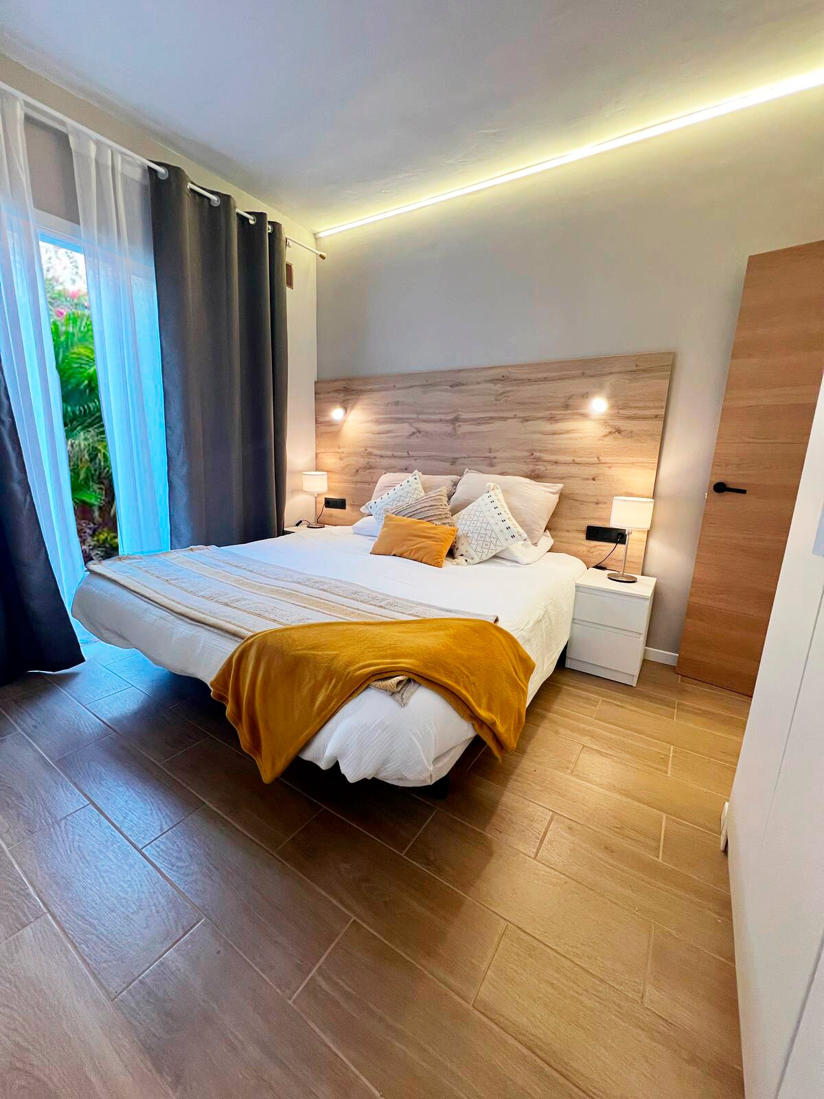 Habitación con baño privado, cama king size, y acceso a jardín trasero de uso exclusivo del alojamiento. 