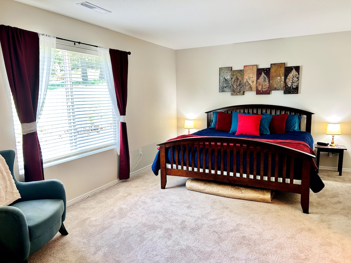 Amplia suite principal | Cama tamaño king, ropa de cama y toallas | Armario con vestidor | TV | Baño privado | Vista panorámica 