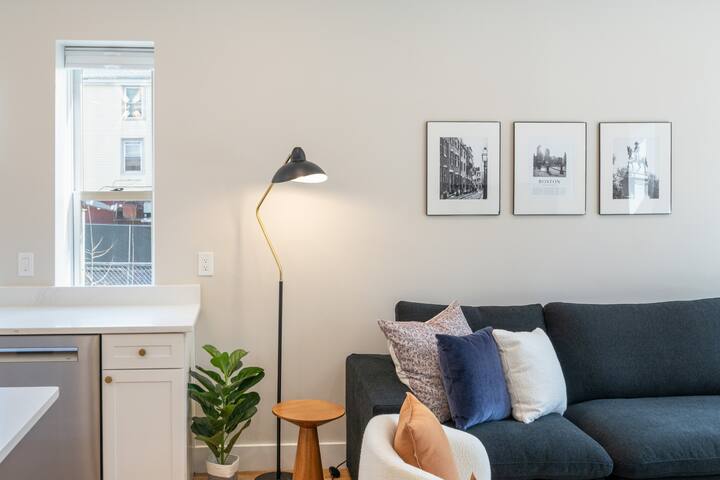 Luxurious Condo near MIT, Harvard & the T+ Parking gallery image 3