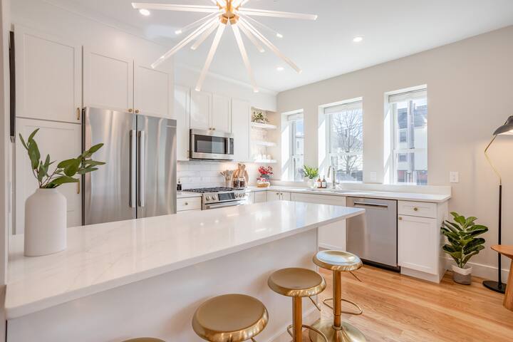 Luxurious Condo near MIT, Harvard & the T+ Parking gallery image 4