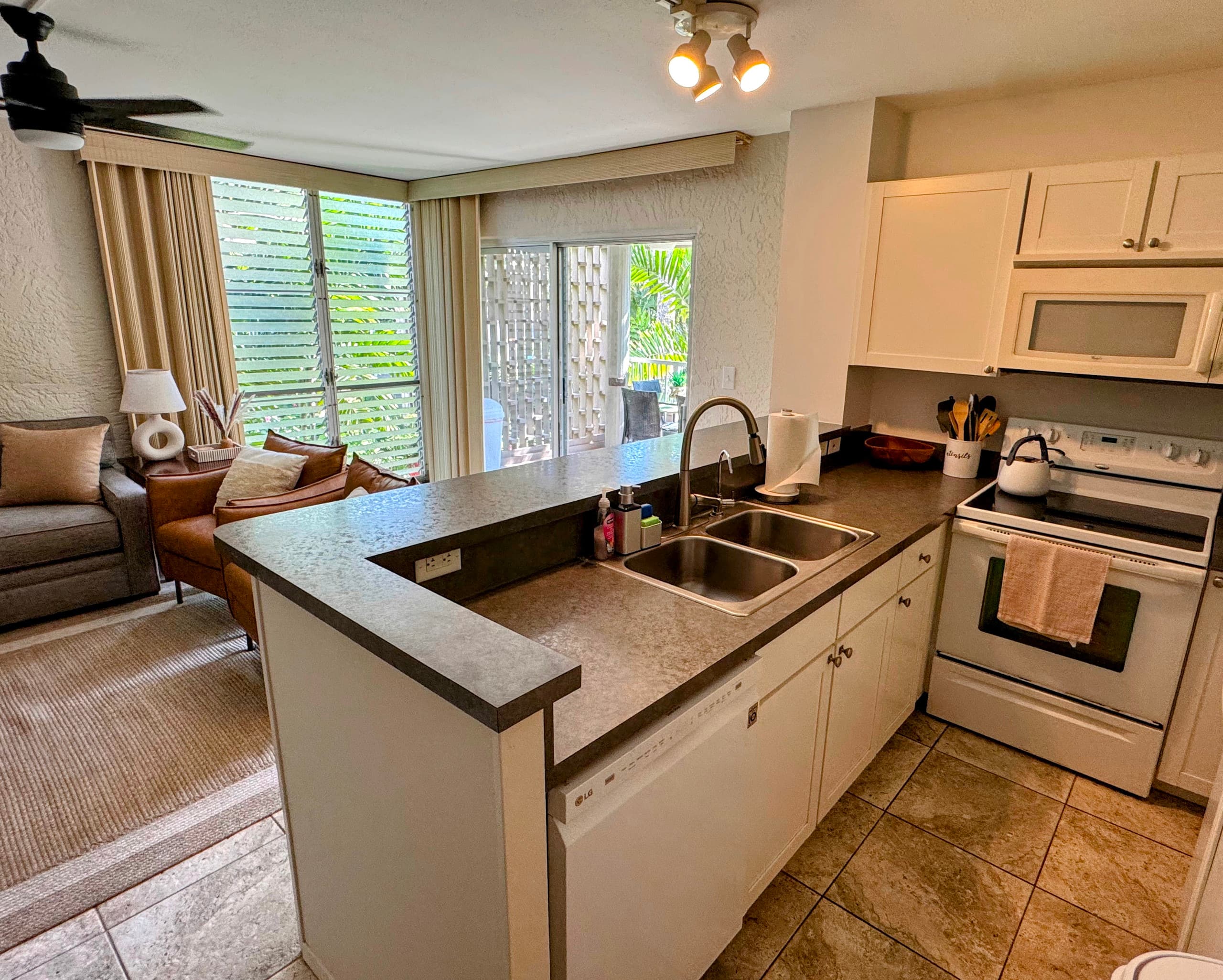 King Bed, Beach Access & Lanai in Heart of Kona - Image 7