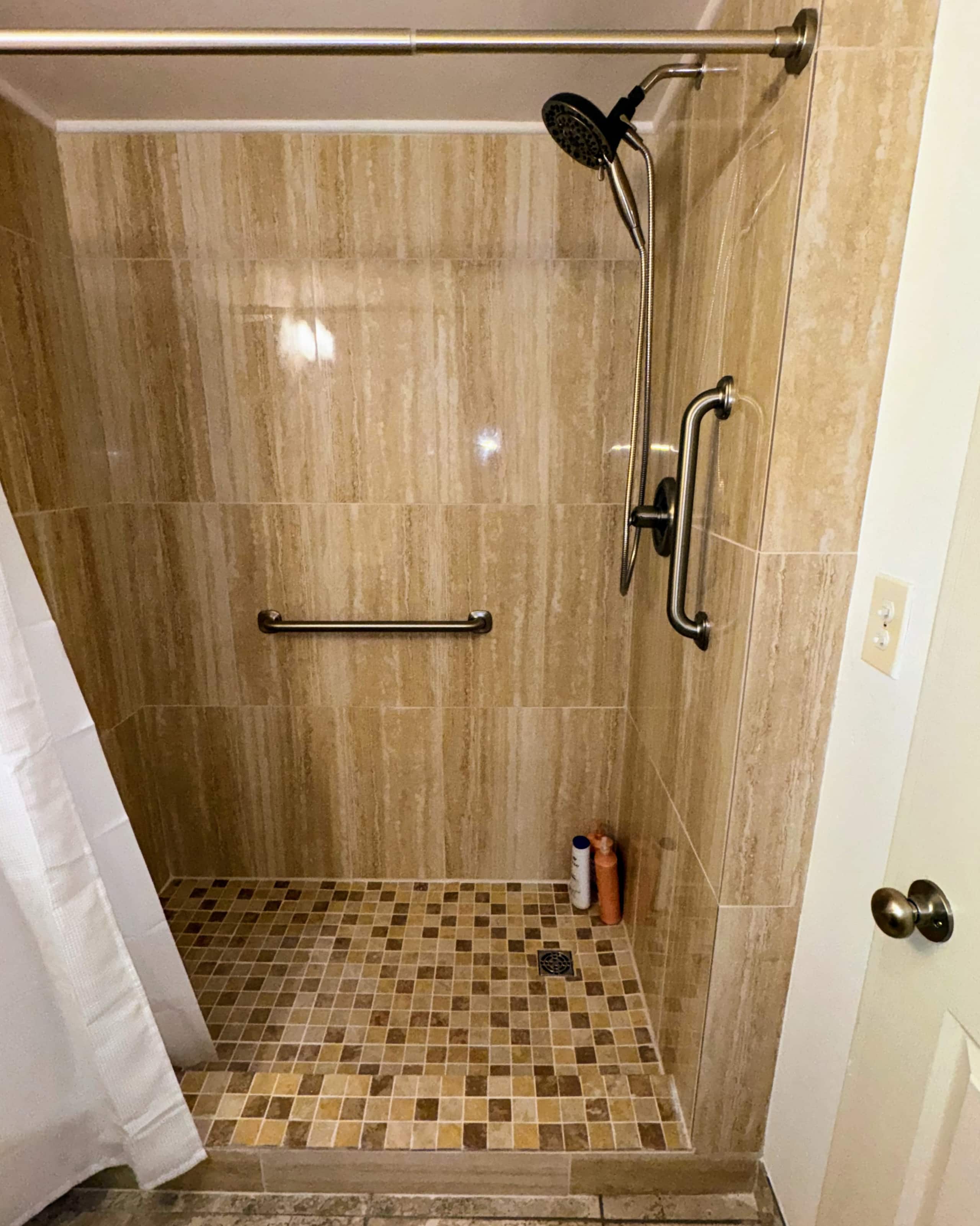 King Bed, Beach Access & Lanai in Heart of Kona - Image 13