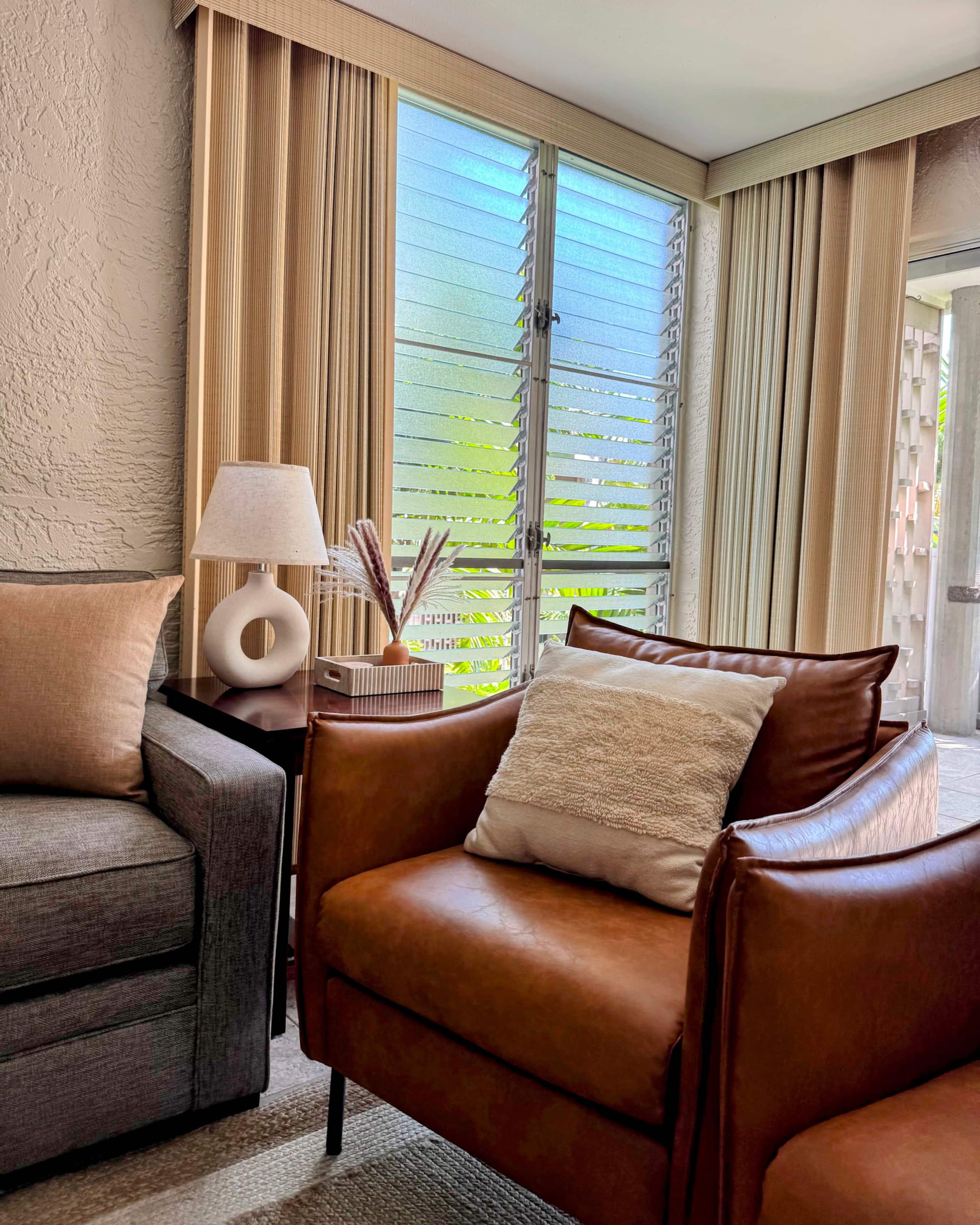 King Bed, Beach Access & Lanai in Heart of Kona - Image 2