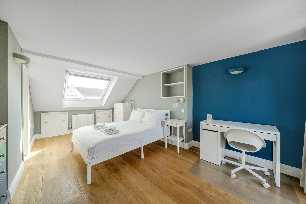 Dormitorio 3: cama doble/ balcón / escritorio y silla / baño / segundo piso