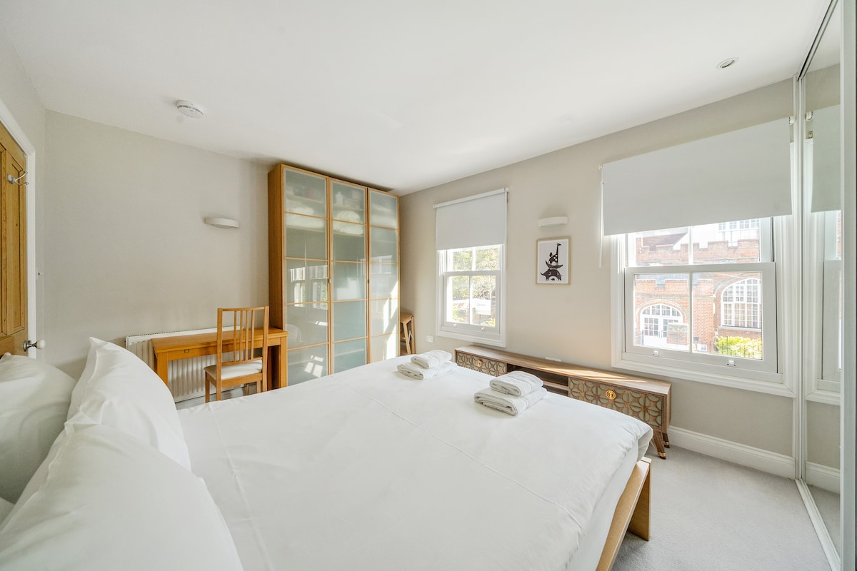 Habitación 1: cama tamaño king / escritorio y silla / primer piso