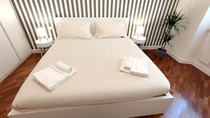 Letto matrimoniale King Size maxi da 180x200 con materasso in memory foam da 20cm e doppio cucino di altezze differenti per il massimo confort possibile.