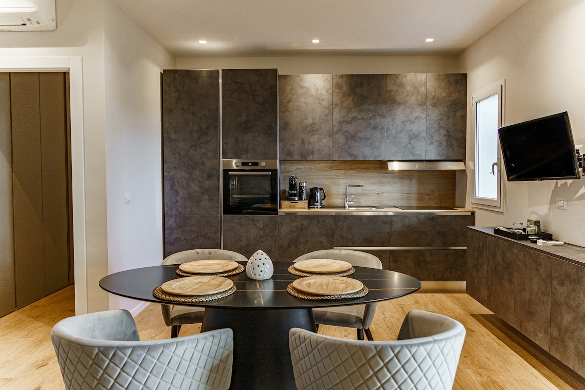 MC Lux Apt — 33