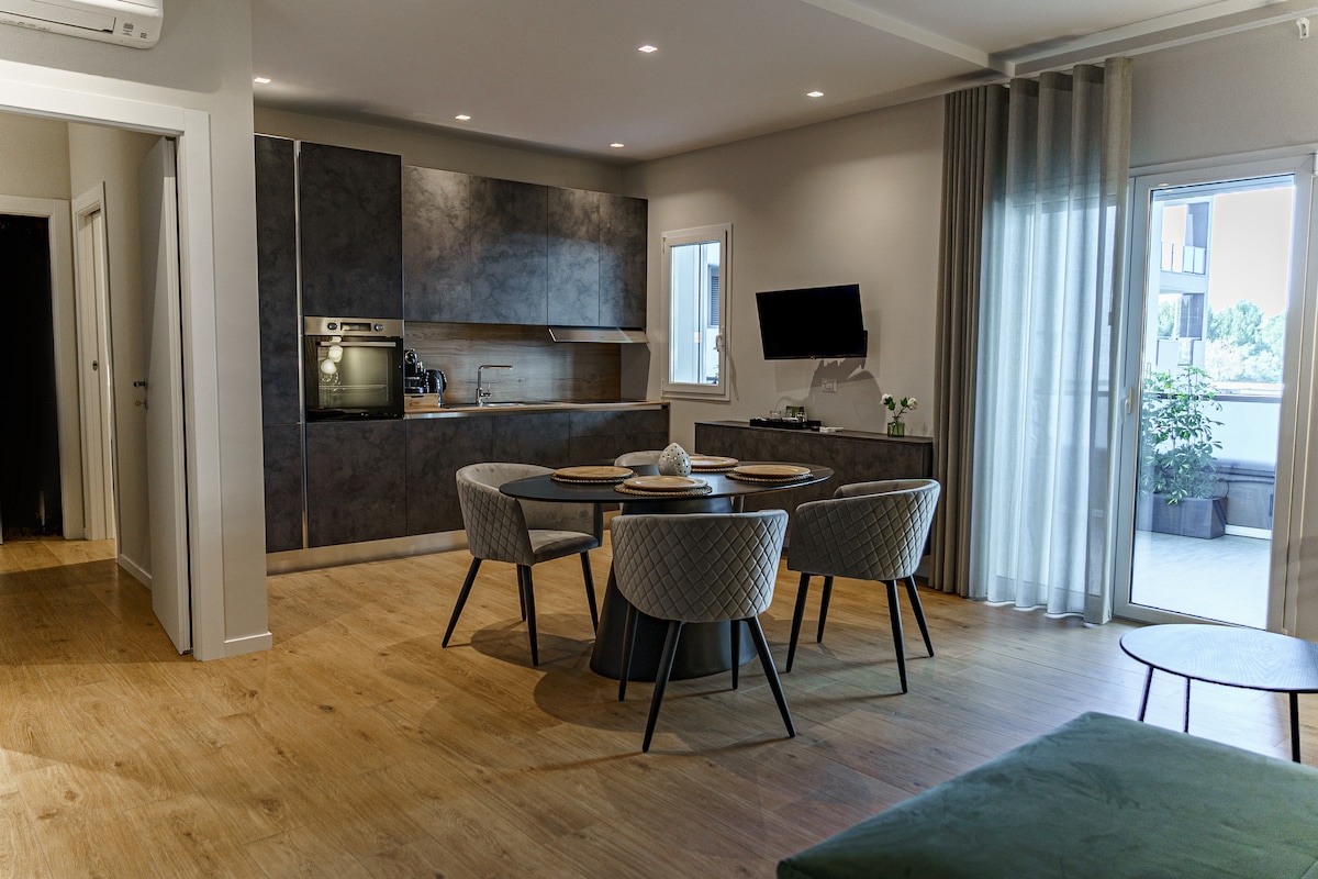 MC Lux Apt — 44
