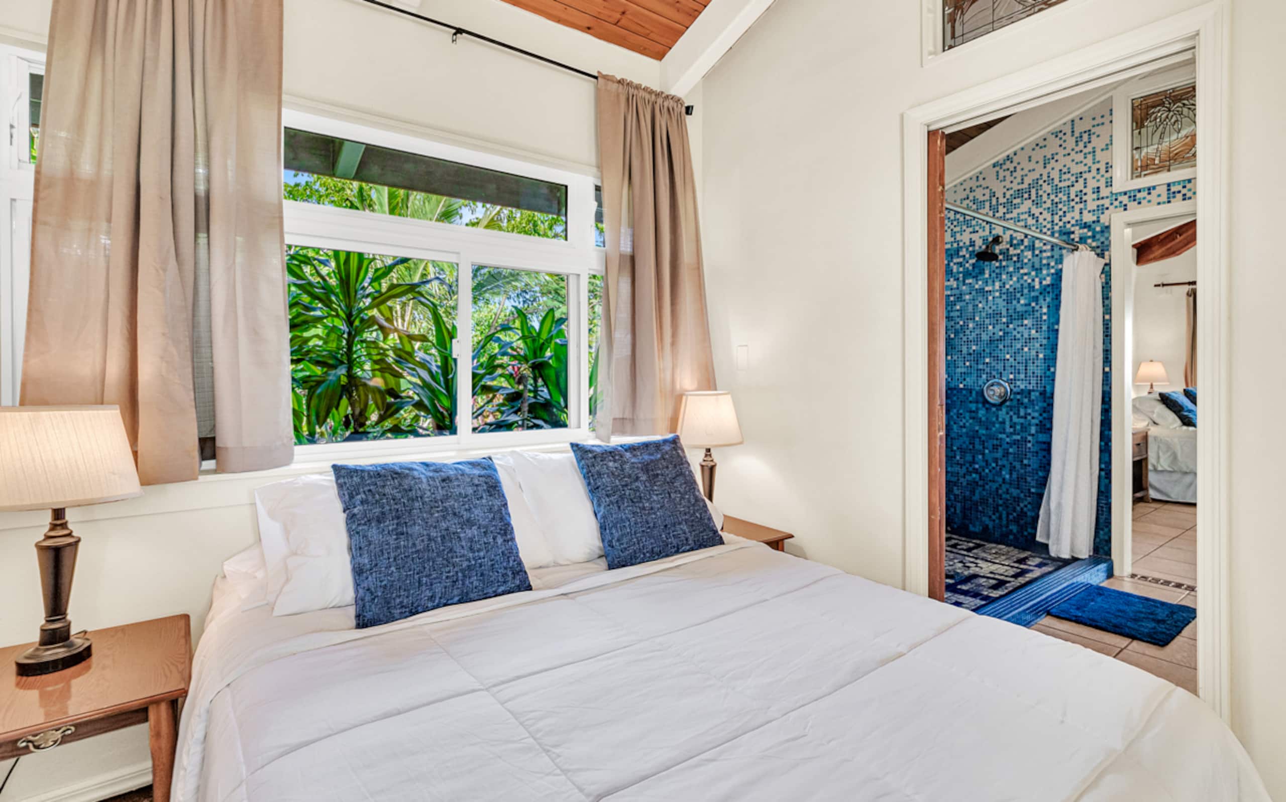 Villa in Pahoa · ★4.86 · 4 bedrooms · 6 beds · 2 private baths - Image 4