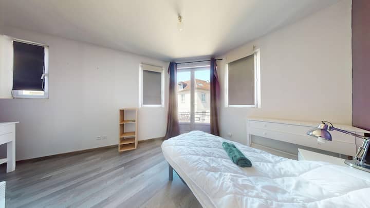 Salon-chambre avec canapé-lit