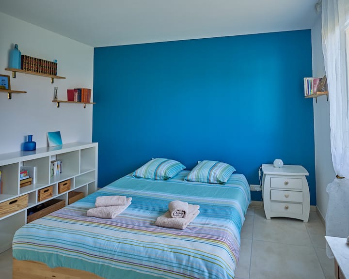 habitación luminosa con cama queen (160 cm), ideal para noches cómodas