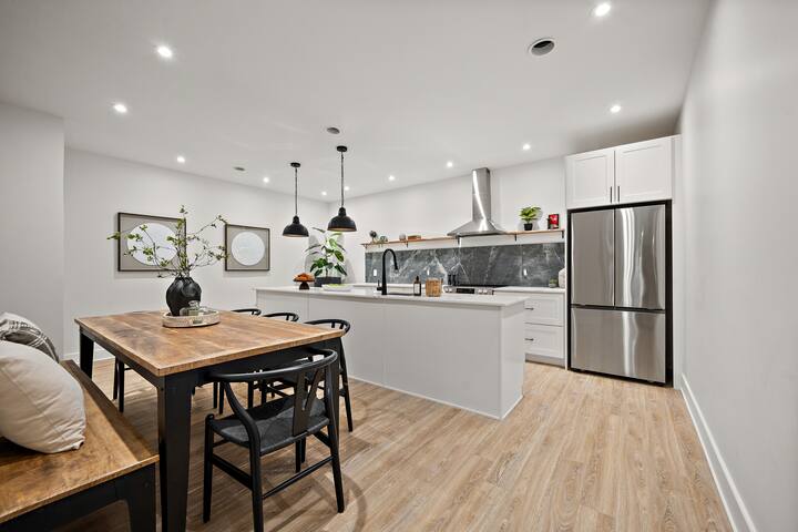 Luxury Central Old Port MTL Apt – Notre-Dame gallery image 5