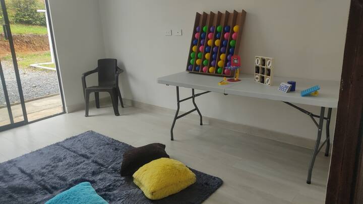 Овој простор ве поканува да споделите моменти за играње и да се забавувате како дете. Исто така, може да го прилагодите како спална соба со скршен и авантуристички стил со достапните душеци. 