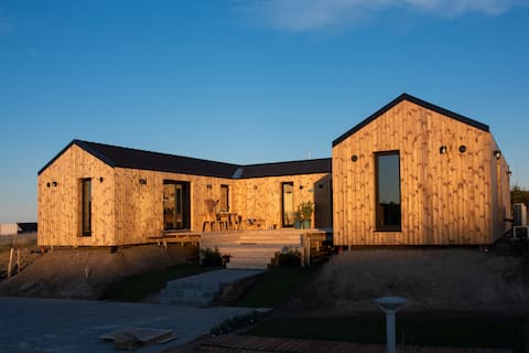 Elegant 4-room villa for discerning professionals