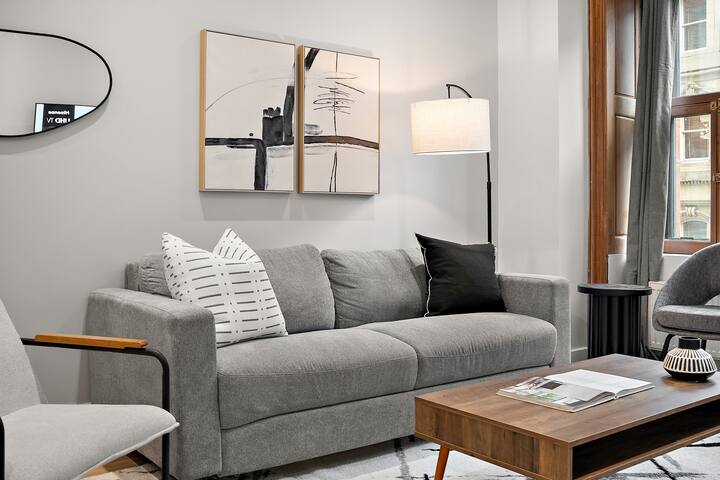 Luxury Central Old Port MTL Apt – Notre-Dame gallery image 3