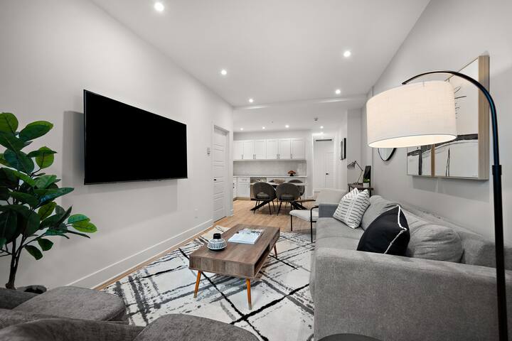 Luxury Central Old Port MTL Apt – Notre-Dame gallery image 2